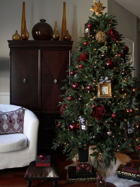 Christmas Tree With Maroon Ornaments, Claret Christmas Tree, Red Ornaments On Christmas Tree, Maroon And Black Christmas Tree, Dark Red Ornaments Christmas Tree, Deep Red And Green Christmas Tree, Gold And Red Christmas Tree Ideas, Deep Red And Gold Christmas Decor, Burgundy Velvet Christmas Tree