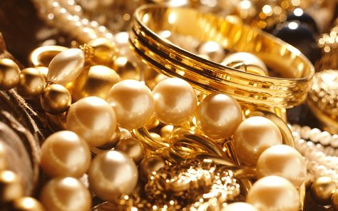 Pearls and Gold ~ Bild Gold, Lizzie Hearts, Gold Everything, All That Glitters Is Gold, Gold Digger, Gold Aesthetic, Stay Gold, Pearl And Lace, Shades Of Gold