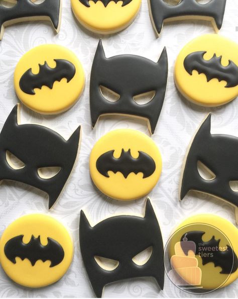 Batman Cookies, Batman Themed Birthday Party, Icing Glaze, Batman Birthday Cakes, Superhero Cookies, Batman Decor, Easy Minecraft Cake, Batman Theme, Superhero Birthday Cake