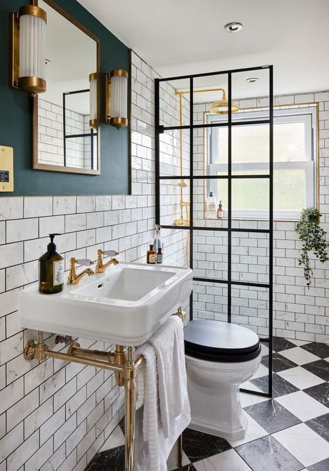 Drømme Bad, Very Small Bathroom, Bilik Air, Ensuite Shower Room, Design Tricks, En Suite Shower Room, Victorian Bathroom, Small Bathroom Makeover, Stunning Bathrooms