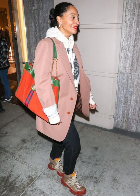 Tracee Ellis Ross red lipstick casual street style Dress Up Sweats, Tracee Ellis Ross Style, Tracee Ellis Ross Fashion, Jean Fashion, Looks Jeans, Tracee Ellis Ross, Beach Dresses Summer, Trendy Swimwear, Beauty Looks