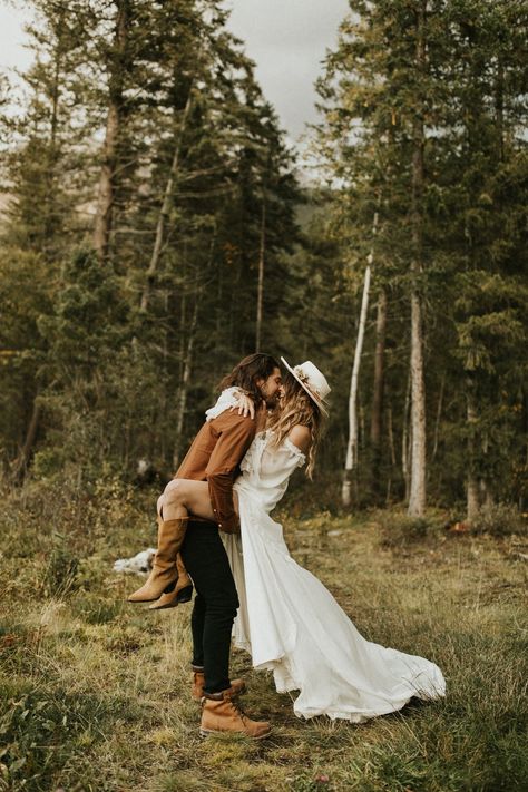 CanadianRockiesElopement42 Engagement Photos Boho, Boho Engagement Photos, Boho Photoshoot, Boho Engagement, Boho Elopement, Engagement Pictures Poses, Anniversary Photoshoot, Engagement Photo Poses, Engagement Photo Outfits