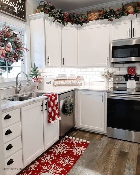 Apartment Christmas, Christmas Decorations Apartment, Cozy Christmas Decor, Christmas Apartment, Christmas Decor Inspiration, Christmas Themes Decorations, Christmas Kitchen Decor, Christmas Room Decor, Christmas Decorations For The Home