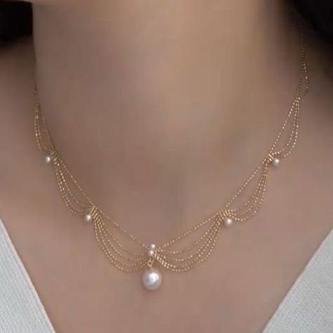 Gold Jewelry With Pearls, Pearl Necklace Prom, Bridgerton Jewelry Aesthetic, Beautiful Necklaces Unique, Pearl And Gold Jewelry, Gold And Pearl Jewelry, Jewelry Roses, Designer Pearl Necklace, Pearl Jewlery