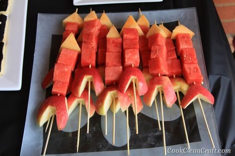 Fruit skewer rockets - food for a space-themed party Fruit Rockets, Science Party Food, Fruit Kabobs Kids, Fruit Kabob, Birthday Party Snacks, Fruit Kabobs, Space Birthday Party, Fruit Party, Food Party