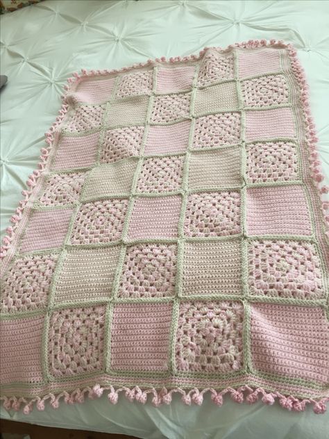 Pink Baby Crochet Blanket, Crochet Pink Baby Blanket, Pink And White Crochet Blanket, Baby Blanket Ideas Crochet, Crochet Pink Blanket, Crochet Blanket Aesthetic, Crochet Blanket Pink, Pink Crochet Blanket, Cute Crochet Blanket