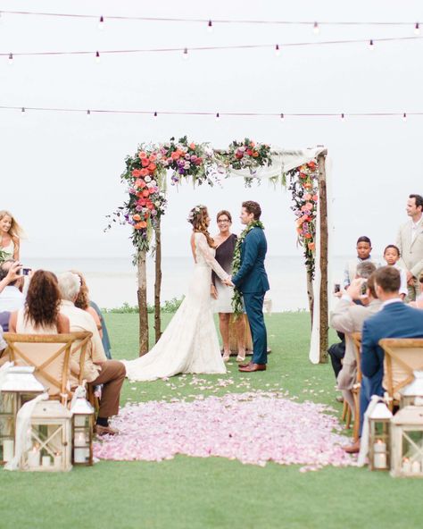 Branch Arch Wedding, Simple Wedding Arch, Wedding Chuppah, Diy Wedding Arch, Wedding Branches, Wedding Arch Rustic, Romantic Wedding Ceremony, Hawaii Destination Wedding, Wedding Arches