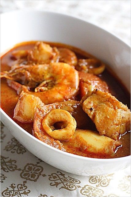 Seafood Curry Recipe (Malaysian Indian-Style):  The cooking style originated from the southern part of India, but had since been localized to a Malaysian taste. | rasamalaysia.com Seafood Curry, Masakan Malaysia, Cibo Asiatico, Malaysian Cuisine, Rasa Malaysia, Curry Dishes, Malaysian Food, Curry Recipe, Easy Delicious Recipes