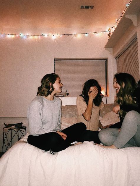 Why Living With Your Best Friend Is Not Always A Bad Idea Living With Your Best Friend, Best Friend Photography, Fotos Goals, Best Friend Photoshoot, Bff Photoshoot, Best Friends Shoot, Best Friends Aesthetic, Best Friend Photos, Cute Friend Pictures