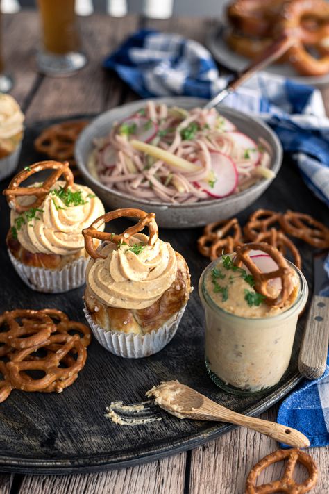 Oktoberfest Snacks, Oktoberfest Cupcakes, Oktoberfest Buffet, Oktoberfest Appetizer, Tapas Party, Oktoberfest Food, Fingerfood Party, Oktoberfest Party, Party Finger Foods