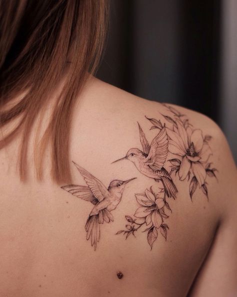 Hummingbird Outline Tattoo, Hummingbird Outline, Hummingbird Tattoo Black, Hummingbird Flower Tattoos, Mutterschaft Tattoos, Bird Shoulder Tattoos, Bird Tattoos For Women, Vogel Tattoo, Floral Tattoo Shoulder