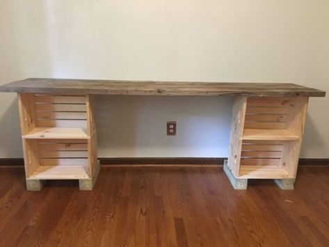 Diy Bureau, Wooden Desks, Diy Wood Desk, Crate Desk, Diy Office Desk, Diy Desk Plans, Pallet Desk, Desk With Shelves, Desk Diy