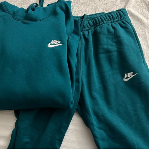 Brand New Never Worn No Rips No Stains New With Tags Bought From Hibbett Size Large Nike Hoodie And Sweatpants Set, Comfort Sweat Set, Green Nike Tracksuit, Nike Hoodie And Sweatpants Outfit, Nike Matching Set Outfit, Nike Clothes Aesthetic, Nike Sweat Set, Baddies Hairstyle, Nike Fashion Outfit