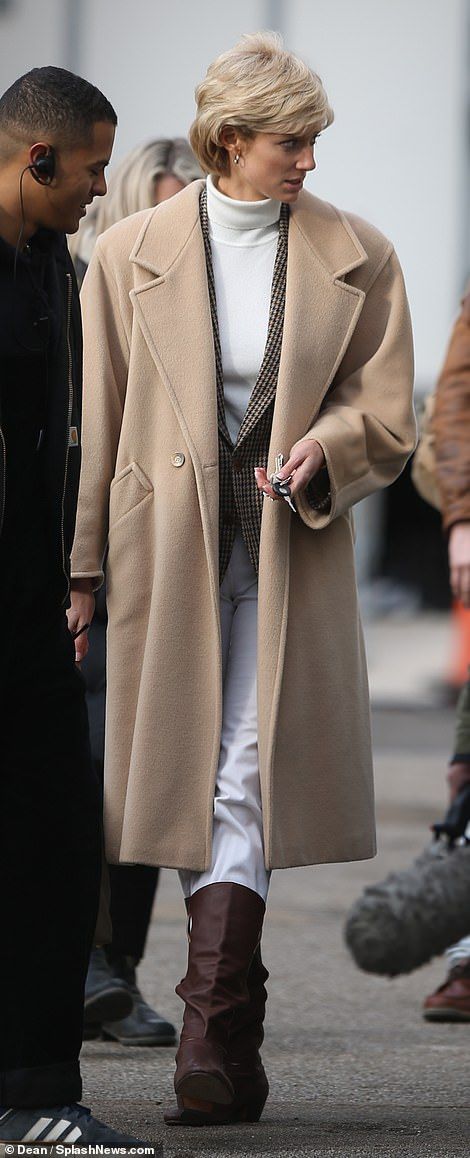 Coat And Blazer Outfit, Blazer With Coat Outfit, Princess Diana Blazer Outfit, Princess Diana Winter Outfits, Blazer Under Coat Outfit, Styling Grey Coat, The Crown Elizabeth Debicki, Blazer And Coat Outfit, Prenses Diana Style