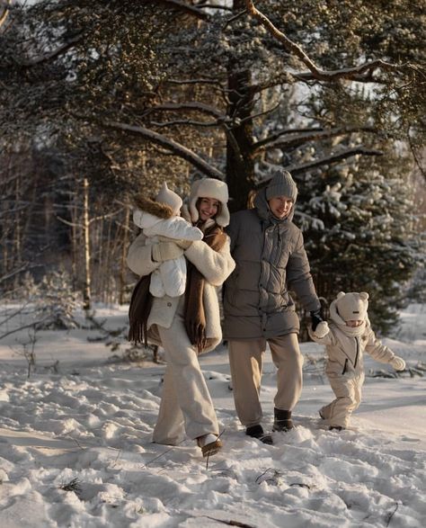 Snow Family Portraits, Winter Mountain Family Photos, Family Snow Photoshoot, Christmas Family Photos Outdoor Outfits, Snow Family Photoshoot, Family Snow Pictures, Family Winter Photos, Family Photoshoot Winter, Sledding Outfit