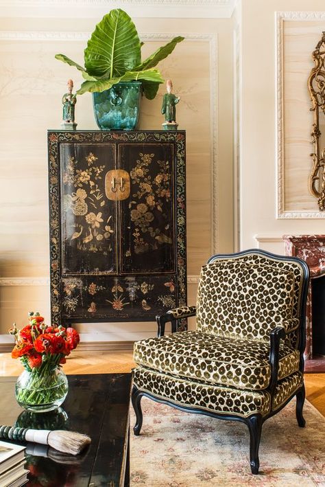 Saturday Inspiration - The Chinoiserie Living Room | Chinoiserie Chic | Bloglovin’ Chinoiserie Living Room, Saturday Inspiration, Eclectic Living Room Design, Asian Interior, Asian Homes, Asian Home Decor, Eclectic Living Room, Chinoiserie Chic, Asian Decor