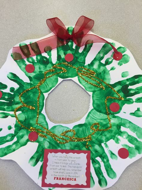 Christmas Wreath handprint craft - Terrific Preschool Years Preschool Christmas Gifts, Kerajinan Diy, Halloween Crafts Preschool, Handprint Christmas, Christmas Crafts For Toddlers, Preschool Christmas Crafts, Christmas Gifts For Parents, Christmas Kindergarten, Christmas Card Crafts