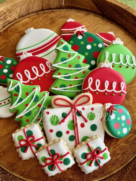 This set includes 16 Cookies of Varying shapes and sizes including Christmas Trees, presents and round ornaments with a variety of decorations in Forest Green, Jolly Green, Holiday Red and Snowy White.  Trees and some ornaments will also have sparkling white sanding sugar! These are favorites year after year as gifts for friends, neighbors, family and enjoyed for dessert after a special dinner.  Of course they are the perfect gift for families that are far away when you wish they are closer. The Present Sugar Cookies Decorated, Birthday Present Cookies Decorated, Christmas Flavored Cookies, Decorate Sugar Cookies Christmas, Christmas Sugar Cookies Aesthetic, Christmas Decorative Cookies, A Christmas Story Cookies, Christmas Tree Cookies Decorated Royal Icing, Sugar Cookie Decorating Ideas Christmas Royal Icing