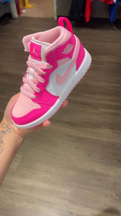 Nike Shoes Air Jordans Pink, Jordan Rosa, Jordan Rosas, Shoes Air Jordans Pink, Sporty Pink Jordan Shoes, Girly Shoes Sneakers, Casual Shoes Women Sneakers, Pink Jordans, Pink Nike Shoes