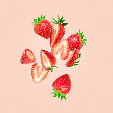 The composition of strawberries. cut strawberries into pieces flying in the air | Premium Photo #Freepik #photo #food #leaf #nature #fruit Sliced Strawberry, Strawberry Photo, Juice Ad, Strawberry Png, Ice Cream Poster, Cut Strawberries, Strawberry Juice, Food Png, Strawberry Slice