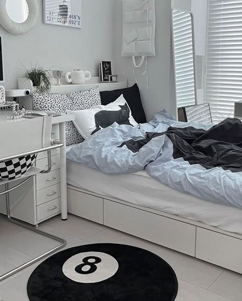 Room Ideas For Small Rooms Minimalist, Black And Blue Room, Acubi Bedroom, Black And White Bedroom Aesthetic, Acubi Room, Black And White Bedding, Black White Rooms, Black White Bedrooms, Chambre Inspo