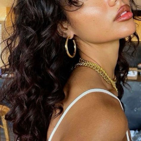 Gold hoop earrings 🌟 Golden Brunette, Thick Gold Hoop Earrings, Magic Aesthetic, Large Hoop Earrings, Intj, Long Curly Hair, Summer Photos, Long Curly, Mode Outfits