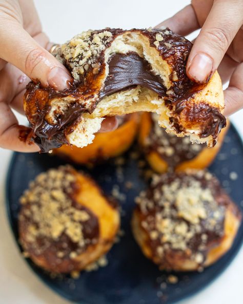 Treat yourself, or someone you love, to my glorious chocolate and hazelnut doughnuts. These babies are stuffed to the brim and will melt your heart. Seema x Simple Easy Desserts, Comfort Food Dinner Ideas, Best Easy Dessert, Food Dinner Ideas, Mob Kitchen, Caramel Blondie, Best Easy Dessert Recipes, Hazelnut Milk, Easy Dessert Recipes