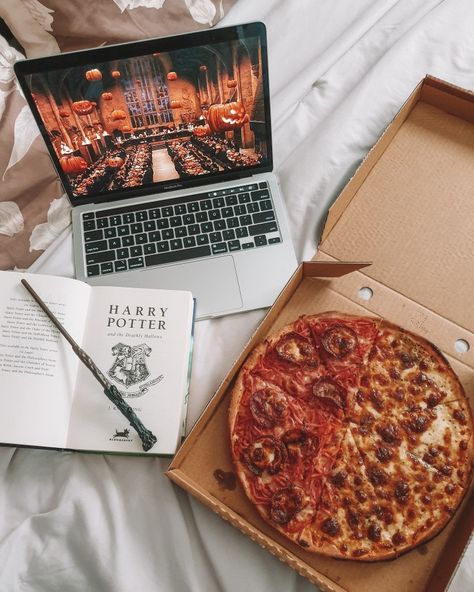 Harry Potter Flatlay, Harry Potter Pizza, Halloween At Hogwarts, Pizza Halloween, Starbucks Pictures, Halloween Pizza, Book Content, Halloween Reading, Witch Core