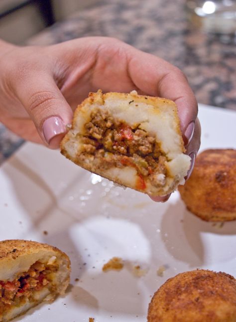 Papa Rellena Recipe Cuban, Meat Stuffed Potatoes, Portos Potato Balls Recipe, Balls Appetizers, Cuban Beef, Rellenos Recipe, Pakistani Dishes, Stuffed Potato, Stuffed Potatoes