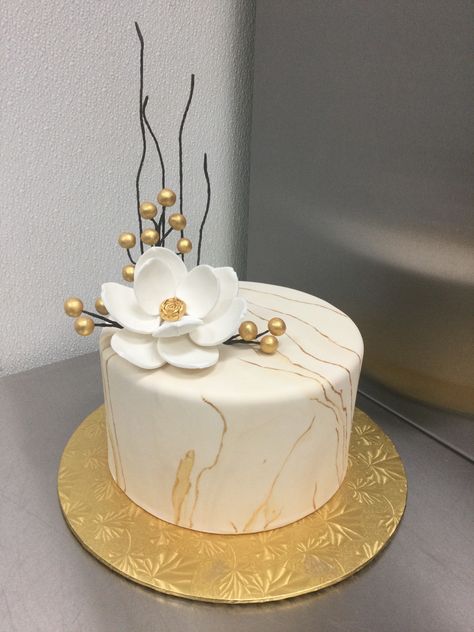 Bolo Aesthetic, 50th Birthday Cake For Women, Birthday Cake For Women Elegant, Birthday Cake For Women Simple, Golden Wedding Cake, Elegant Cake Design, 50th Anniversary Cakes, Fondant Cakes Birthday, Happy Anniversary Cakes