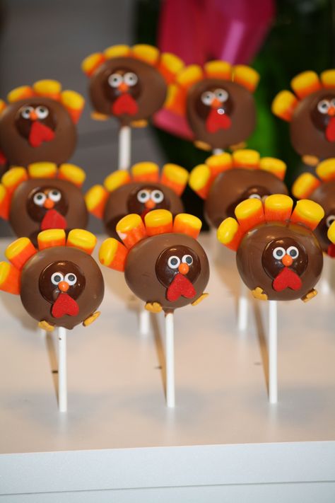 Turkey Cake Pops Turkey Cake Pops, Thanksgiving Cake Pops, Fall Cake Pops, Thanksgiving Sweets, Thanksgiving Cake, Turkey Cake, Cake Pop Decorating, Thanksgiving Cakes, Pop Cupcakes