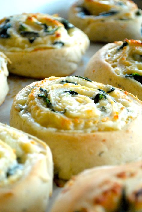 Spinach Pizza Rolls, Spinach Rolls With Pizza Dough, Vegetarian Pizza Rolls, Spinach Pinwheels Crescent Roll, Spinach Rolls Recipe, Spinach Wheels, Biscuit Pinwheels, Garlic Pinwheels, Frozen Rolls Recipes