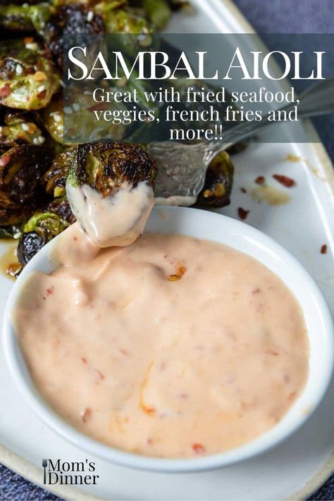 A delicious 4 ingredients Asian inspired aioli dipping sauce. It is great on fried seafood, veggies, fries and more! Dipping Sauce For Seafood, Sauce For Seafood, Aioli Sauce Recipe, Shrimp Dipping Sauce, Chili Aioli, Sauce For Vegetables, Easy Dipping Sauce, Fried Seafood, Homemade Rubs