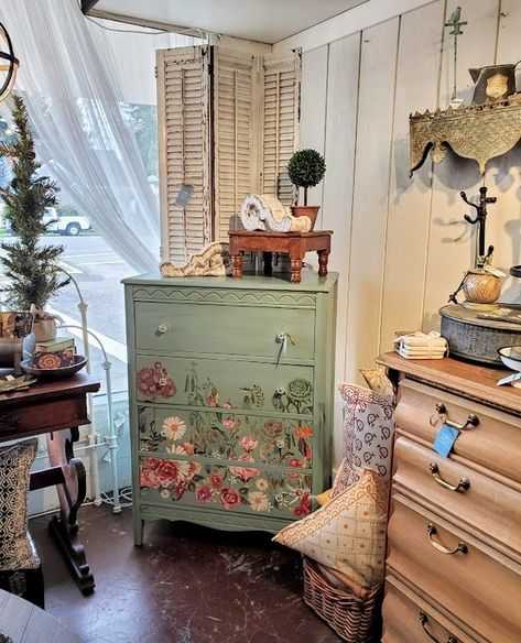 Floral Painted Bookshelf, Mural Dresser, Dresser Mural, Cottagecore Furniture, Dresser Painting, Dresser Inspo, Floral Painted Furniture, Woods Project, Upcycle Wood