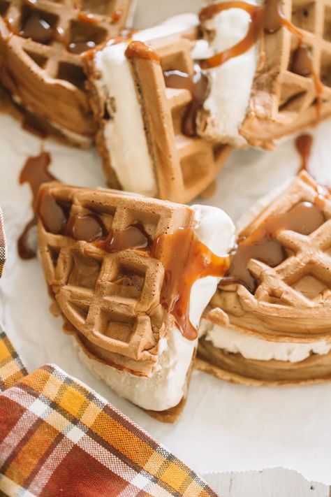 Waffle Ice Cream Sandwich, Fall Dessert Recipes Easy, Easy Homemade Ice Cream, Waffle Ice Cream, Bebidas Do Starbucks, Waffle Sandwich, Caramel Ice Cream, Fall Desserts Easy, Easy Ice Cream