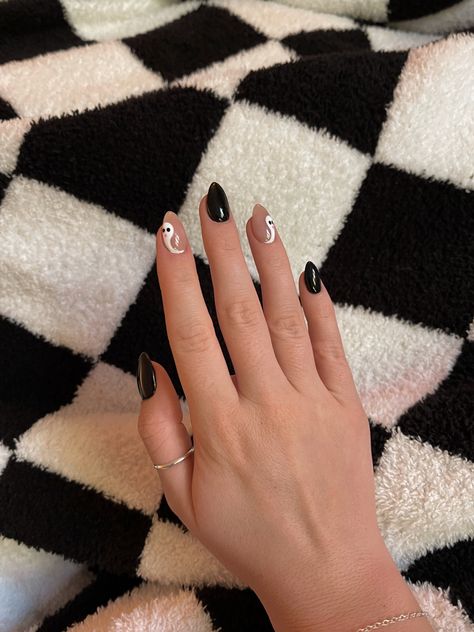 Black With Ghost Nails, Black Nails With White Ghost, Neutral Ghost Nails, Black Nails With Ghost Design, Black And White Ghost Nails, Ghost Nails Almond, Black Nails With Ghost, Ghost Nails Black, Black Ghost Nails