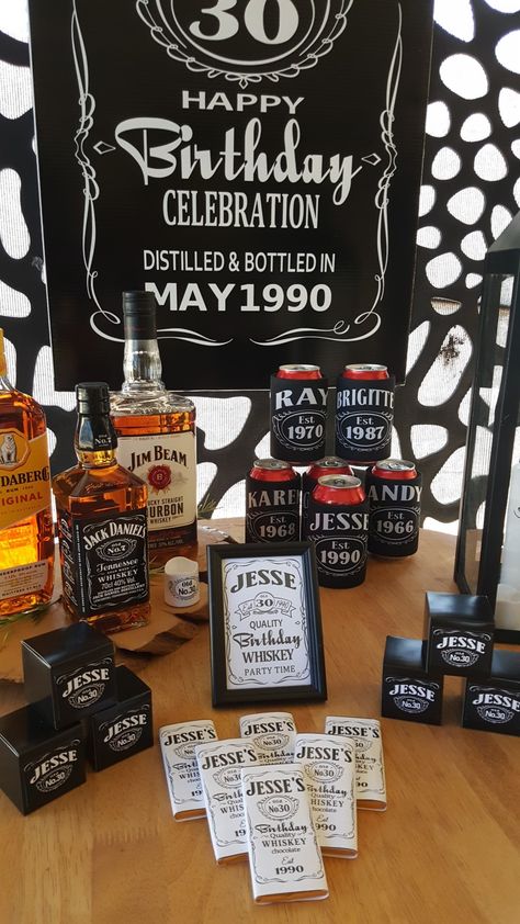 Jack Daniel Birthday Party Ideas, Festa Jack Daniels, Jack Daniels Party, Jack Daniels Birthday, Whiskey Birthday, 40 Birthday Signs, 30th Birthday Themes, Happy Birthday Celebration, Ideas Para Organizar