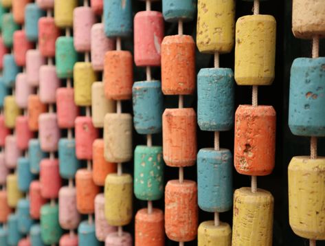 Wine Cork Wall Decor, Upcycled Wine Corks, Wine Cork Jewelry, Paint Cork, Trivets Diy, Cork Diy Projects, Wine Cork Projects, Cork Crafts Diy, Wine Cork Diy