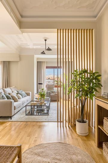 En este piso de Valencia, la reforma consigue actualizar el 'piso de siempre' - Foto 3 Room Devision Ideas Wood, Room Separator Ideas, Coastal Chic Living Room, Living Room Separator Ideas, Living Room Coastal, High Ceiling Living Room, Wooden Room Dividers, Wooden Room, Open Concept Living Room