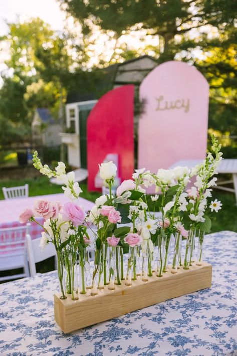 Test Tube Party Favors, Test Tube Floral Arrangement, Test Tube Vase Centerpiece, Test Tube Centerpiece, Test Tube Wedding Decor, Flowers In Test Tubes, Test Tube Flower Centerpiece, Flower Bar Ideas, Bud Vase Centerpiece