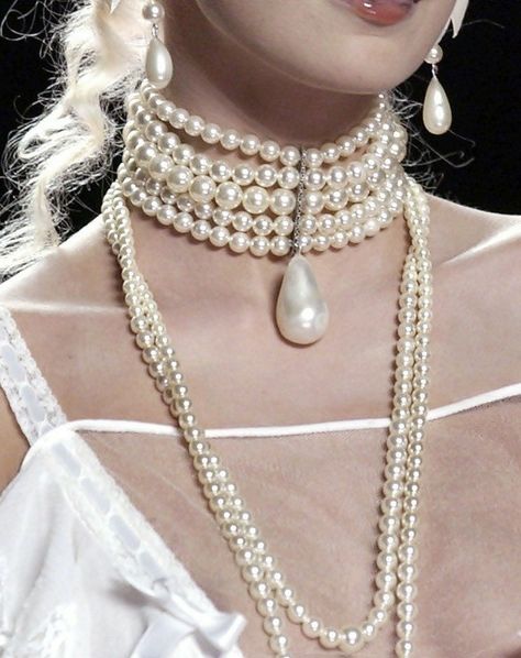 Outfit With Pearls, Pearls Aesthetic, Pearl And Lace, John Galliano, Marie Antoinette, Pearl Jewelry, Beautiful Outfits, S S, Ideias Fashion