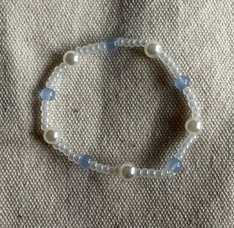 Bracelets For Best Friends Beads, Micro Bead Bracelet Ideas, Bracelet Patterns Beads Ideas, Seed Bracelets Ideas, White Seed Bead Bracelets, Bracelet Ideas With Glass Beads, Beaded Bracelets Pearl, Bracelet Making With Beads, Beaded Bracelet Color Combos