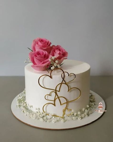 Simple Anniversary Cakes, Golden Wedding Cake, Vegan Vanilla Cake, Anniversary Cake Designs, Birthday Cake For Husband, Wedding Cake Cookies, Repeat Design, Cake Decorating Piping, Wedding Anniversary Cake