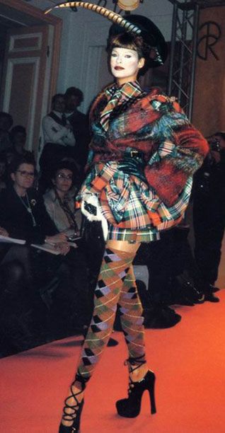 5 Fashion Designers Who Deserve Met Retrospectives Vivienne Westwood Punk, Vivienne Westwood Fashion, Ropa Upcycling, Tartan Fashion, English Fashion, Elisabeth Ii, Azzedine Alaia, Moda Punk, Mode Chic