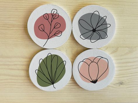 Flower Printed Concrete Coasters Set, Modern Housewarming Gift, Valentines Day Gift For Him, Minimalist Home Decor, White Concrete Coasters by btonworks on Etsy Coasters Diy Painting, Diy Coasters Paint, Modern Ceramic Art, Diy Coaster Designs, Pottery Painting Coaster Ideas, Cute Ceramic Coasters, Cute Coasters Painting, Coaster Art Diy, Handmade Coasters Ideas