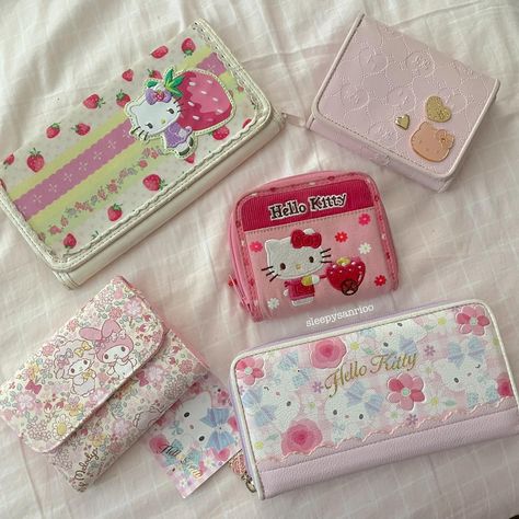 Wallet Cute, Cute Wallet, Kawaii Bags, Inside My Bag, Purse Essentials, Stationary School, Girly Bags, Hello Kitty My Melody, Hello Kitty Items