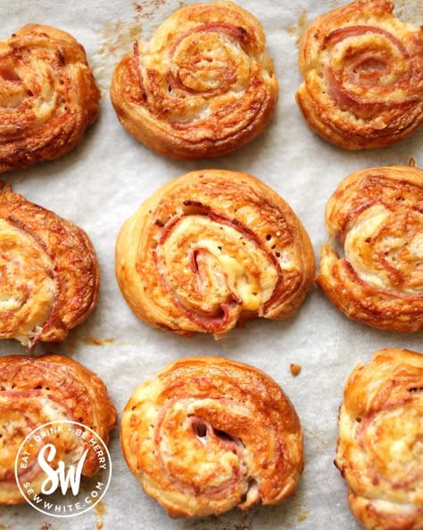 Easy Puff Pastry Pinwheels, Pinwheel Appetizers Baked Puff Pastries, Ham And Cheese Pinwheels Puff Pastry Easy, Ham And Swiss Roll Ups, Puff Pastry Wheels, Ham And Swiss Puff Pastry, Puff Pastry Pinwheel Recipes, Things To Make With Puff Pastry Savory, Puff Pastry Ham And Cheese Pinwheels