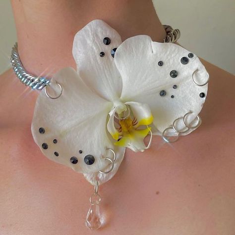 𝖀𝖓𝖋𝖆𝖘𝖍𝖎𝖔𝖓𝖆𝖇𝖑𝖊 on Instagram: "Tear drops" Jewel Reference, Moon Orchid, Orchid Jewelry, Cool Accessories, Cool Jewelry, Drop Jewelry, Tear Drops, Resin Design, Handmade Jewelry Tutorials