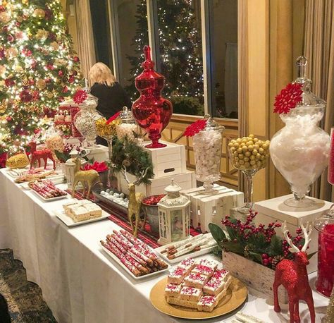 Christmas Dessert Table Set Up, Christmas Buffet Display Ideas, Christmas Party Serving Table Ideas, How To Set Up A Christmas Buffet Table, Christmas Catering Decor, Dessert Bar Christmas, Christmas Treat Table Decor, Xmas Dessert Table, Christmas Party Food Table Set Up