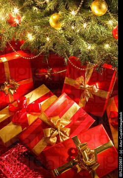 Red And Gold Wrapping Ideas, Red Wrapped Presents, Red And Gold Christmas Wrapping, Red And Gold Gift Wrapping Ideas, Red Wrapping Paper Christmas, Christmas Wrapping Paper Theme, Red Gold Christmas, Red And Gold Christmas, Gold Wrapping Paper